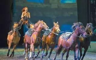 錯(cuò)過了《戰(zhàn)馬》?沒關(guān)系,還有馮小剛夫婦挺的《舞馬》!